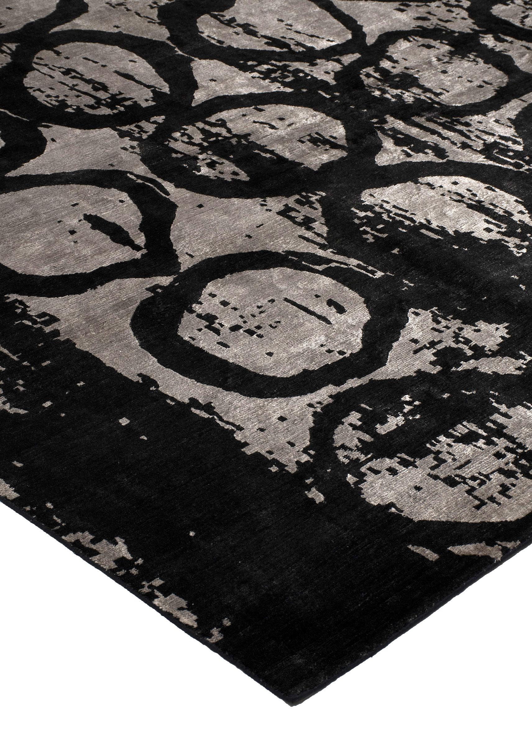 Dripping Rings Black  10′ x 14′