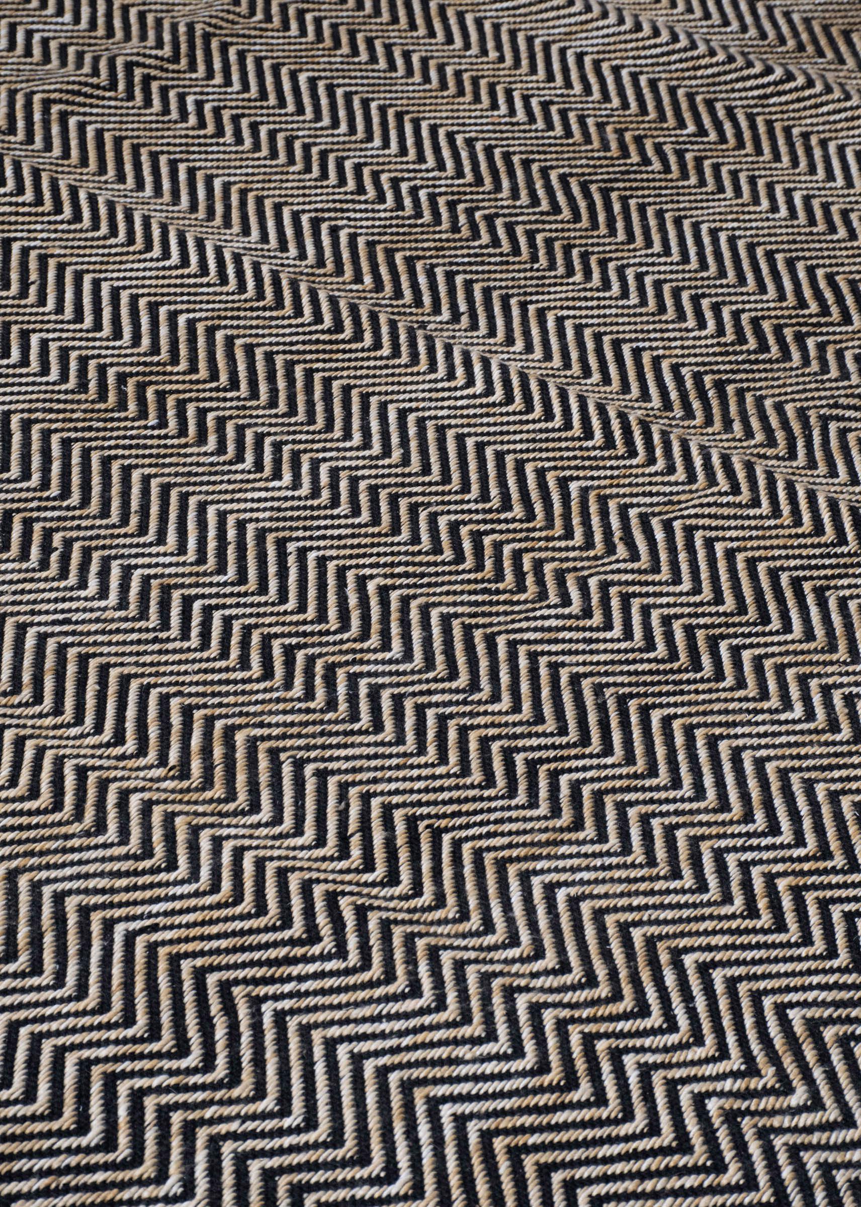 Houndstooth Chevron 9′ x 12′