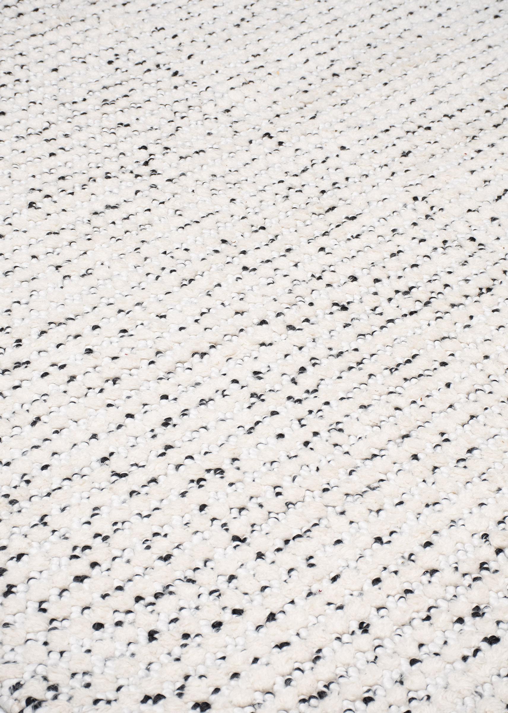 Pet Loops Black & White 10′ x 14′